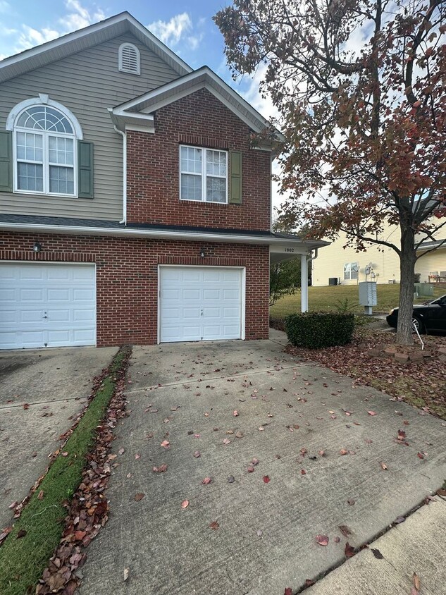 Foto principal - Spacious 3-Bedroom Townhome with Garage in...