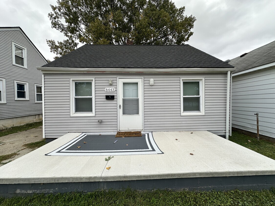 Primary Photo - 8443 Republic Ave