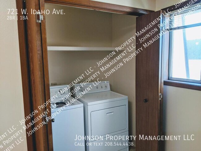 Building Photo - Spacious 2 Bedroom Apartment with Convenie...