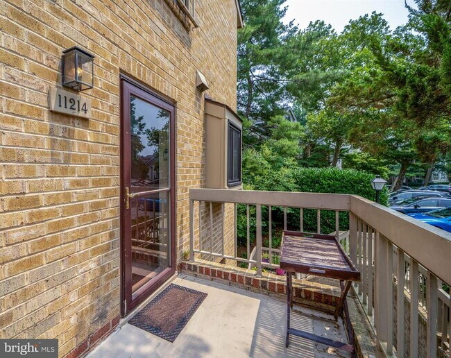Building Photo - Tastefully Updated Condo in Reston