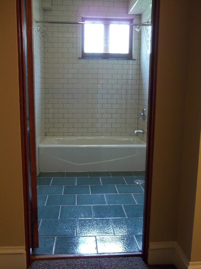 Shower & Tub - 305 Oregon Ave