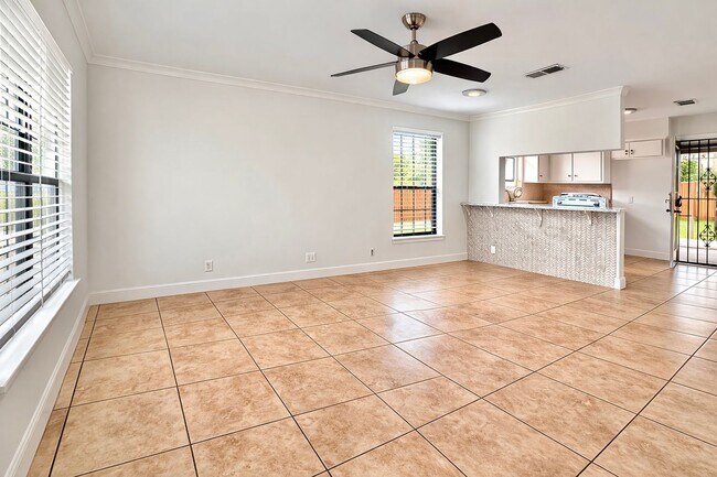 Foto del edificio - AVAILABE NOW ; APPLY TODAY AT OUR WEBSITE!!