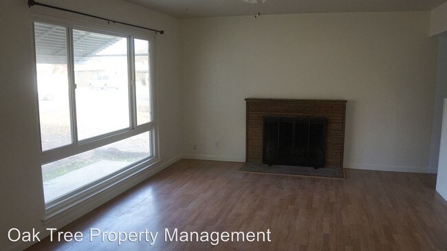 Building Photo - 166 N Pollasky Ave