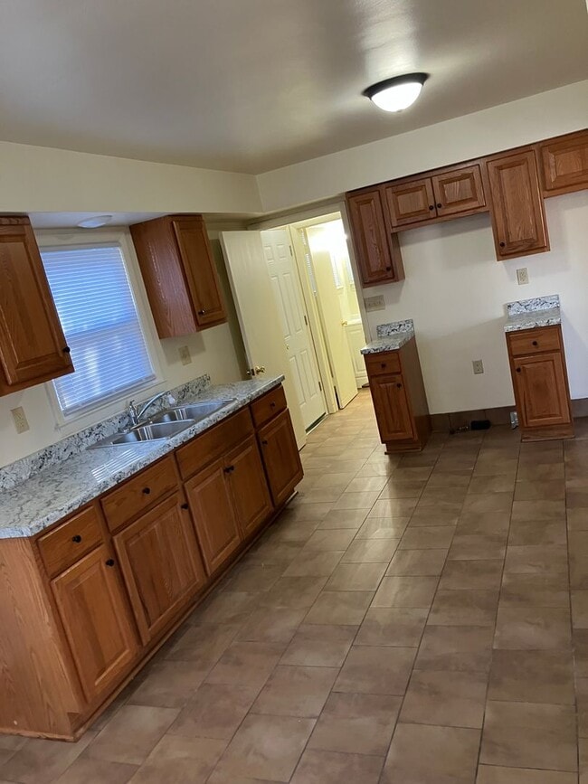 Building Photo - 3 BEDROOM SINGLE FAMILY HOME