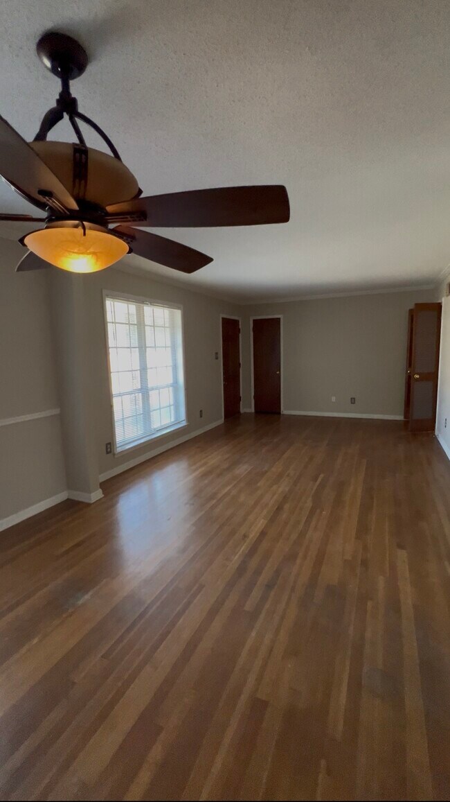 Building Photo - 3611 Naylor Dr
