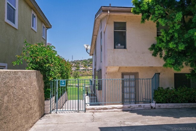 Building Photo - 2544 Navarra Dr