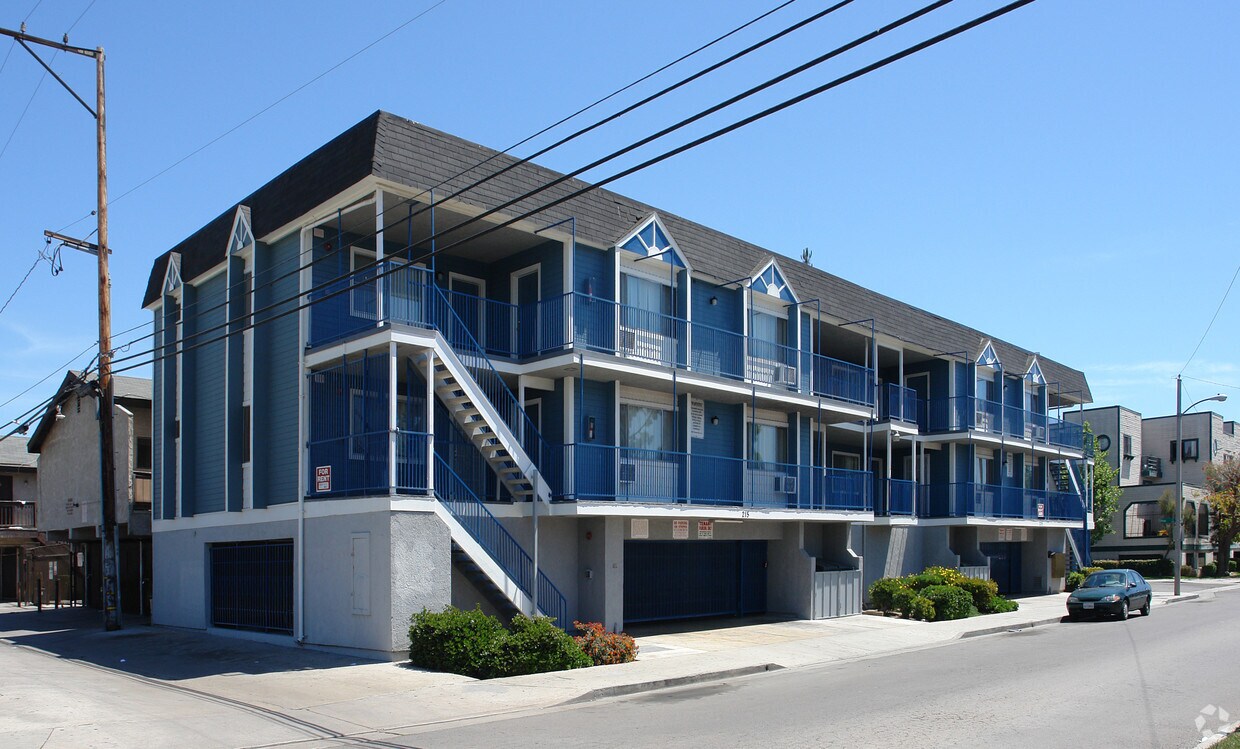Building Photo - The Oak Street Apartments