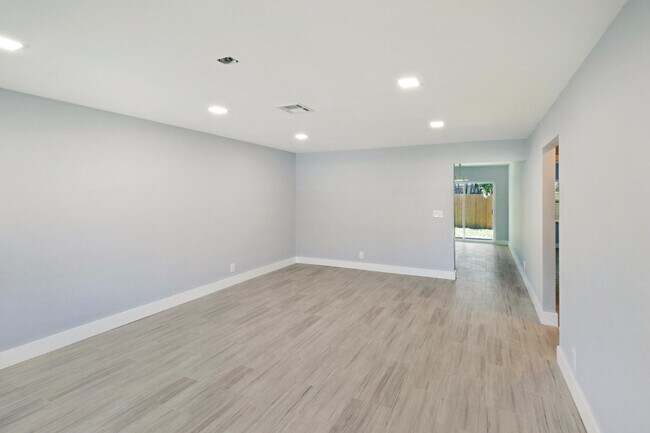 Building Photo - 9128 Roan Ln