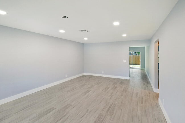 Foto del edificio - 9128 Roan Ln