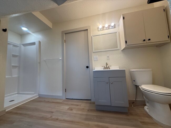 Building Photo - 402 S Ravine St