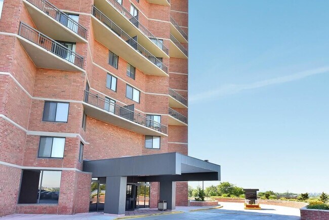 Building Photo - 910 Harmon Cove Tower