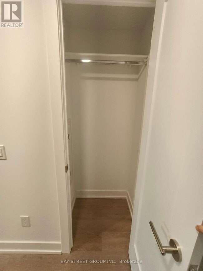 Photo du bâtiment - 8 Cedarland Dr