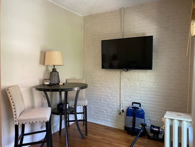 Building Photo - 17 Dartmouth Plz