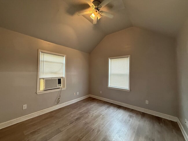 Building Photo - 2 Bedroom Downtown!