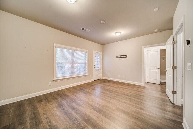 Building Photo - 1363 Harris Way S