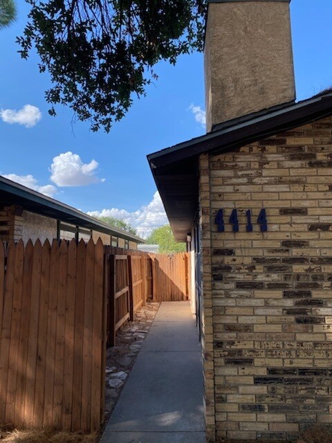 Building Photo - Spacious 2 bed 2 bath townhome!