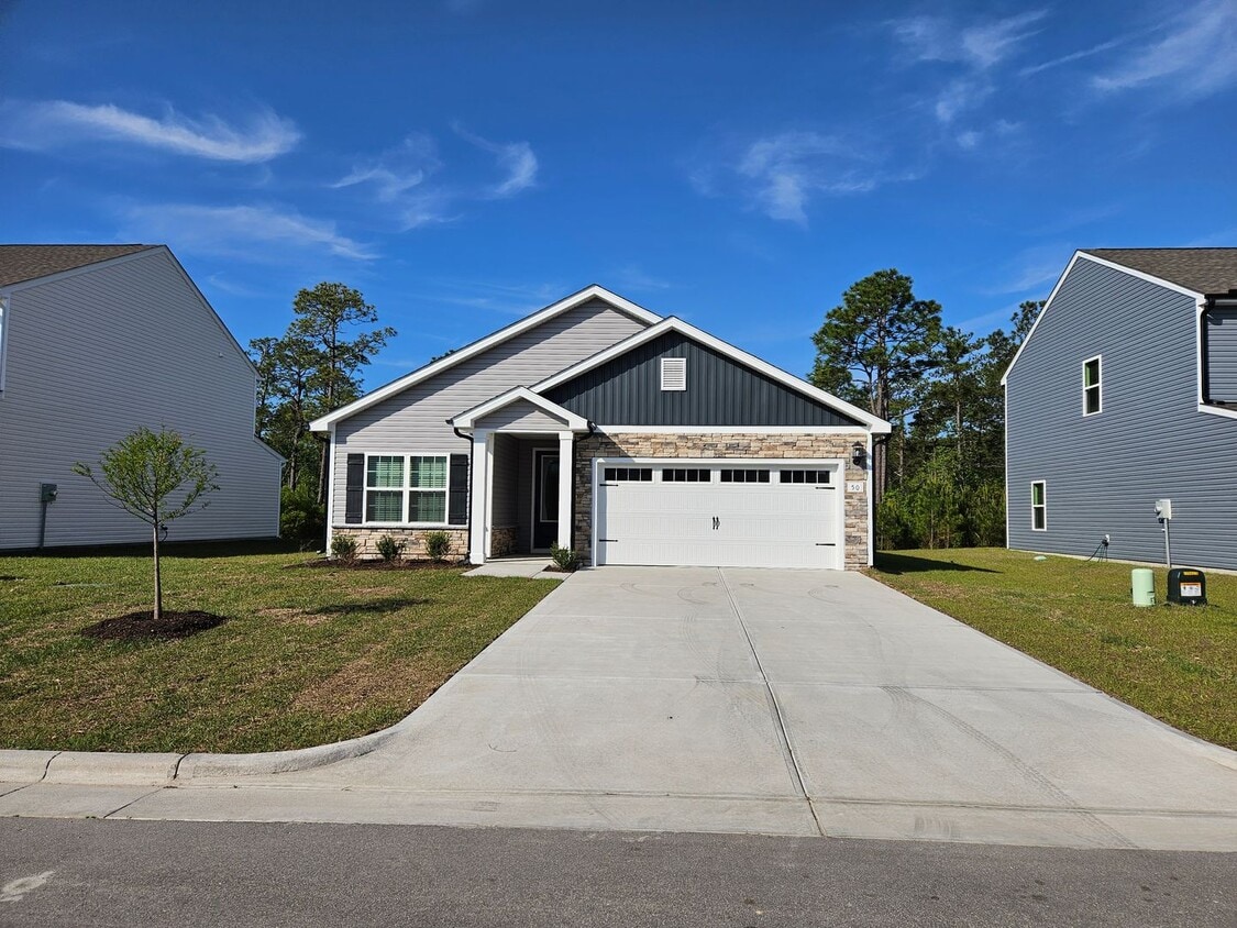 Foto principal - Brand new 3 bedroom 2 bath home in the Sou...