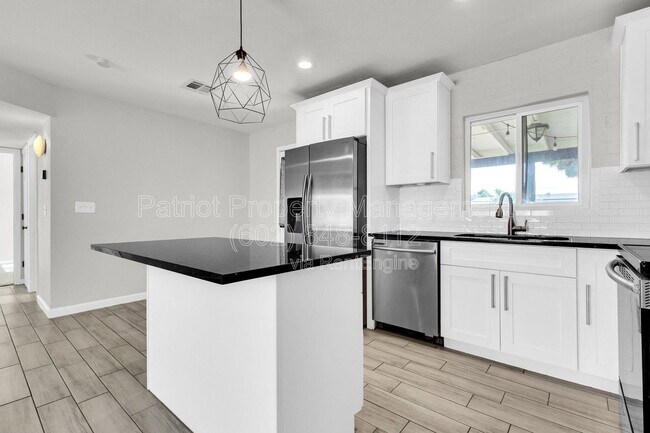 Foto del edificio - 449 E Harmony Ave