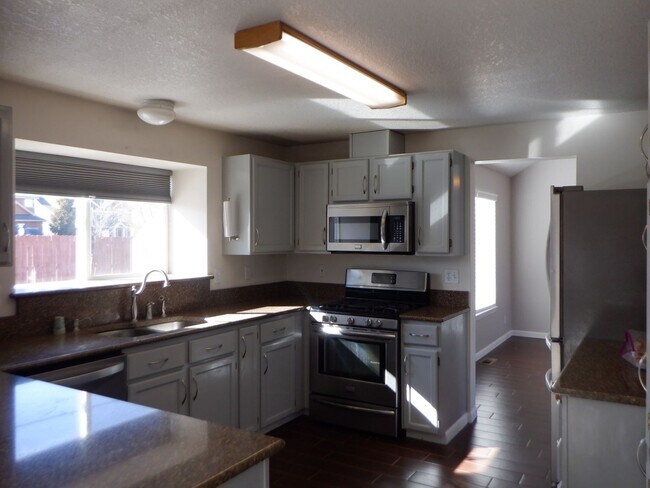 Building Photo - 3 Bed/2.5 Bath NE Bend Single Family Home with Hot Tub