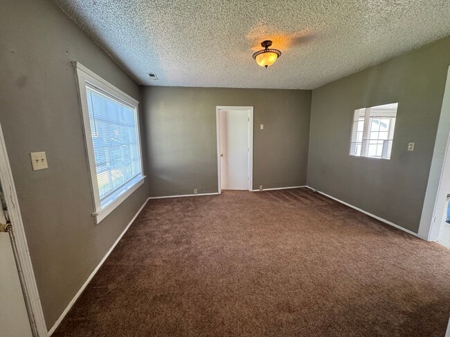 Building Photo - Quaint home in Hucrest