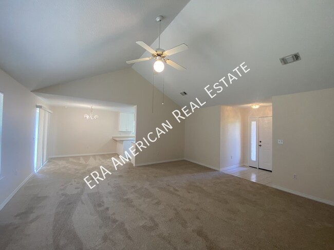 Foto del edificio - 7468 Woodmont Rd