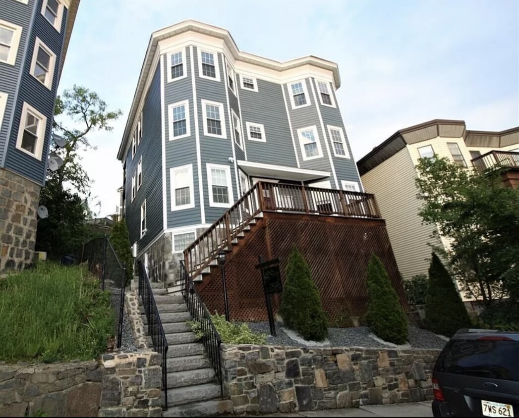 Front of the building - 7 Rowell St
