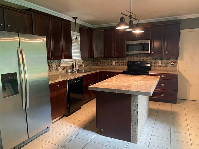 Kitchen - 1805 E California St