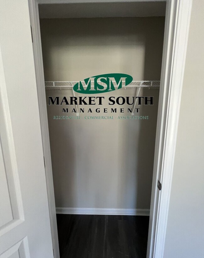 Foto del edificio - UPDATED RICE HOPE TOWNHOME