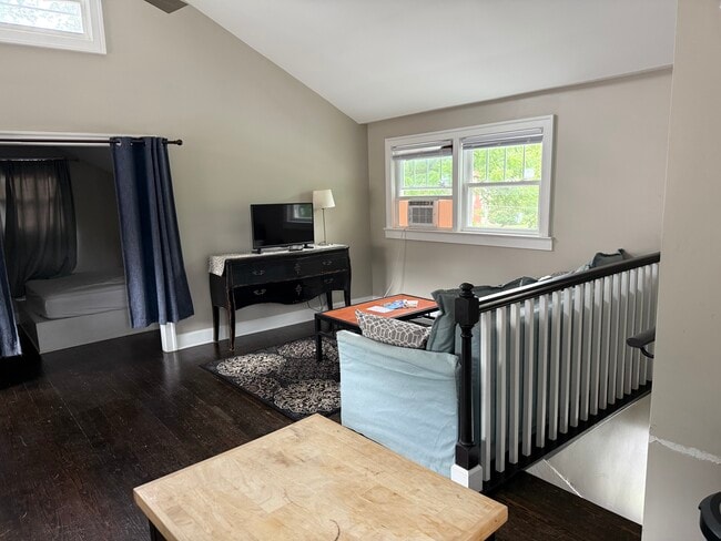 Building Photo - Suburban