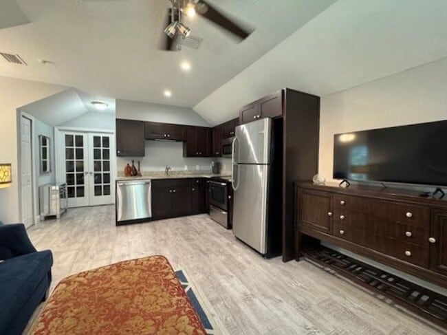 Building Photo - 1 Bedroom Renovated Garage Apartment