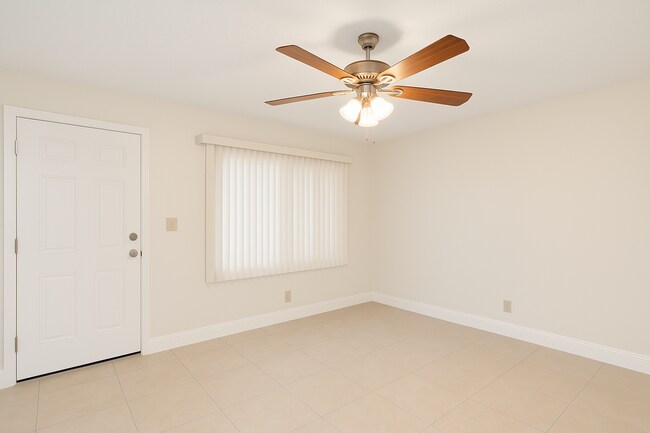 Building Photo - 2724 - YEAA Duplex