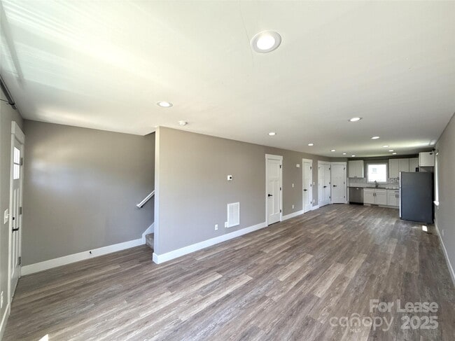 Building Photo - 133 Openview Dr