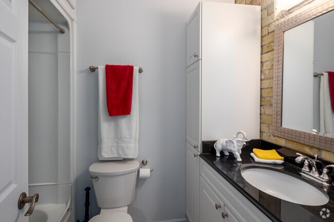 1 BR, 1 BA - 700 SF - 127 King St