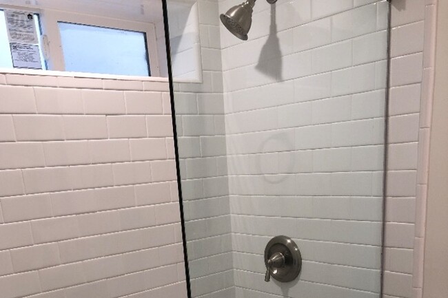 Studio Shower - 202 39th St