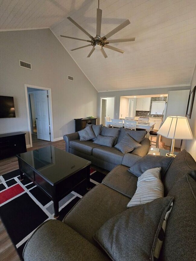 Building Photo - Cozy Condo in Errol Estates
