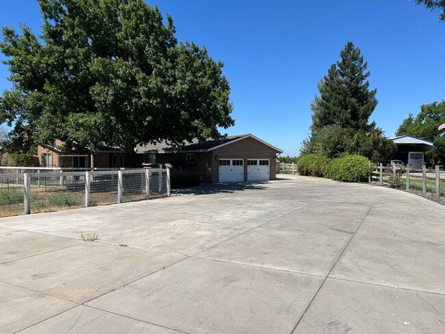 Building Photo - Stunning Country property in Oakdale!