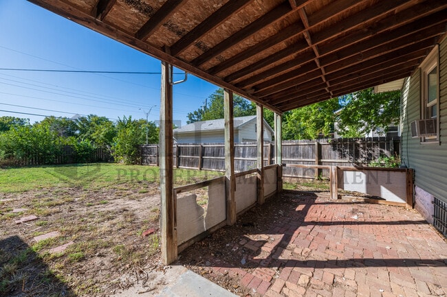 Building Photo - 645 S Poplar St