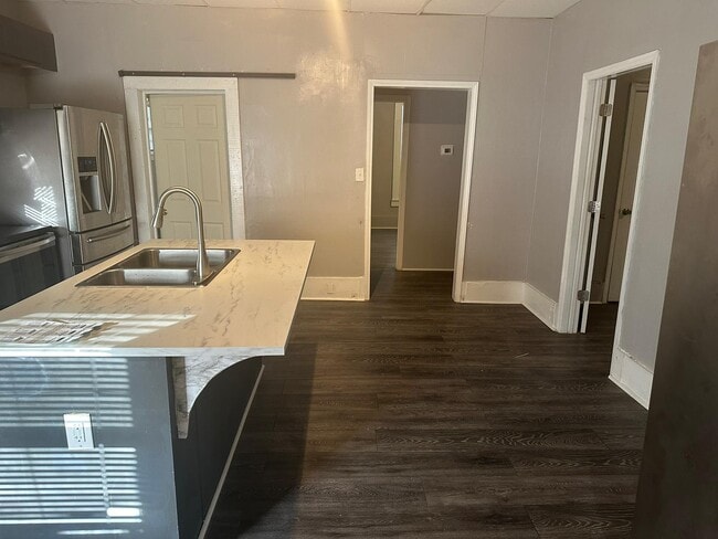 Building Photo - 419 3rd Ave SW