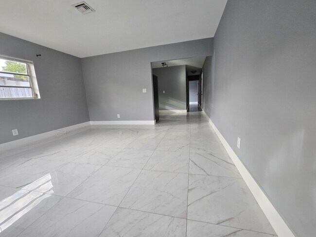 Foto del edificio - 1021 SW 32nd Ct