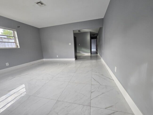 Foto del edificio - 1021 SW 32nd Ct