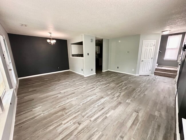 Building Photo - Perry Township 3 bedroom 2.5 bathroom