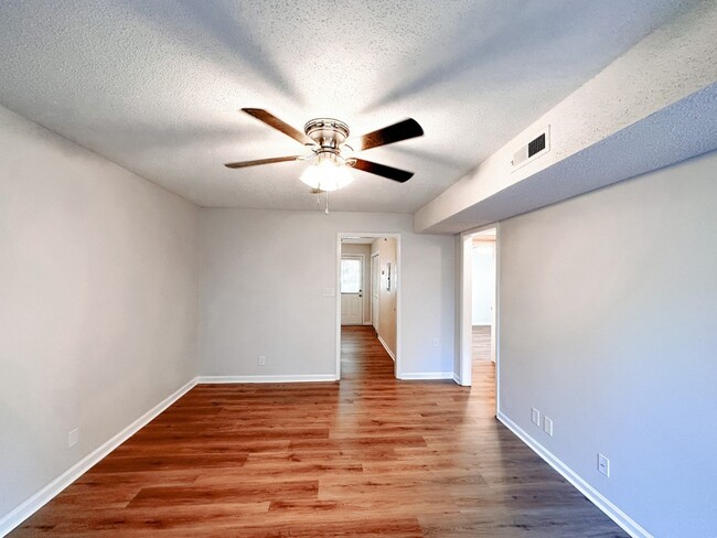 Foto del edificio - 470 Martha Ln