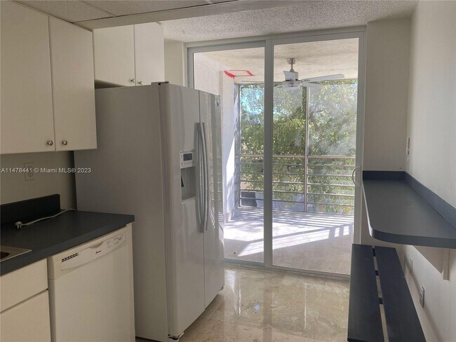 Foto del edificio - 17890 W Dixie Hwy