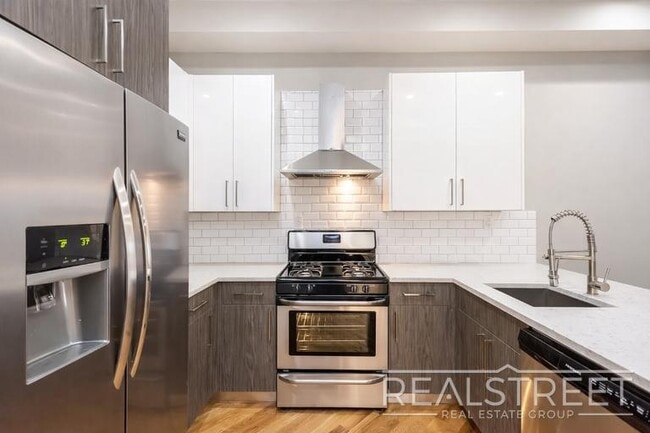 Building Photo - Stunning 3 BED 2 Bath Floor-Thru in Bed Stuy