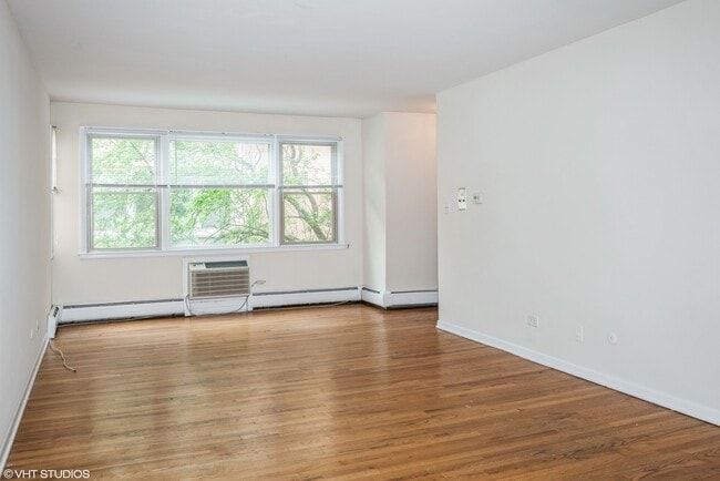 Building Photo - 1320 W Lunt Ave