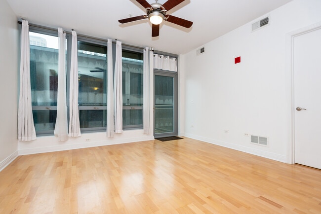 Building Photo - 565 W Quincy St