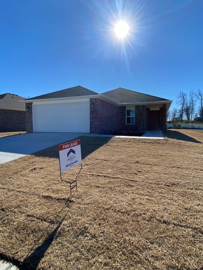 Building Photo - Three Bedroom | Two Bathroom Home in Fox Tail