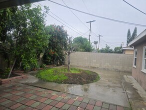 Building Photo - 2529 W Glenhaven Ave