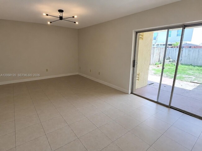 Building Photo - 932 W 80th Pl