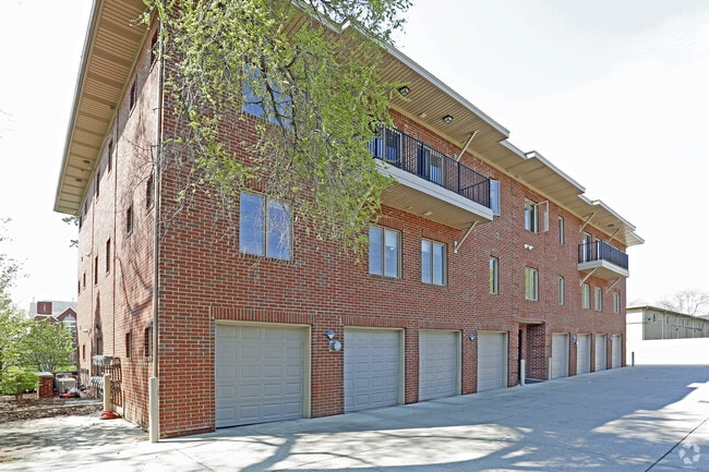 Building Photo - Pinecrest